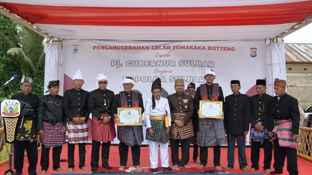 Pj Gubernur dan Kapolda Sulbar Dapat Anugerah Sebagai Tomakaka Malaqbi